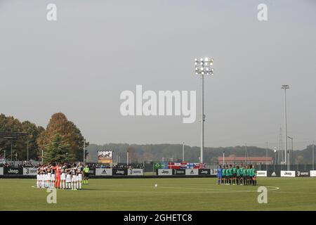 Les équipes et les officiels observent une minute de silence avant le match de Serie A Femminile au Centre Juventus de Vinovo. Date de la photo : 13 octobre 2019. Le crédit photo doit être lu : Jonathan Moscrop/Sportimage via PA Images Banque D'Images