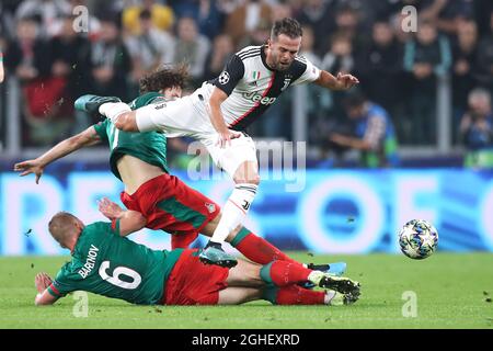 Miralem Pjanic de Juventus est défié par Dmitri Barinov et Grzegorz Krychowiak de Lokomotiv Moscou lors du match de la Ligue des champions de l'UEFA à l'Allianz Stadium de Turin. Date de la photo : 22 octobre 2019. Le crédit photo doit être lu : Jonathan Moscrop/Sportimage via PA Images Banque D'Images