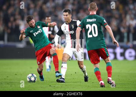 Cristiano Ronaldo, de Juventus, prend la route de Grzegorz Krychowiak, de Lokomotiv Moscou, lors du match de la Ligue des champions de l'UEFA à l'Allianz Stadium, à Turin. Date de la photo : 22 octobre 2019. Le crédit photo doit être lu : Jonathan Moscrop/Sportimage via PA Images Banque D'Images