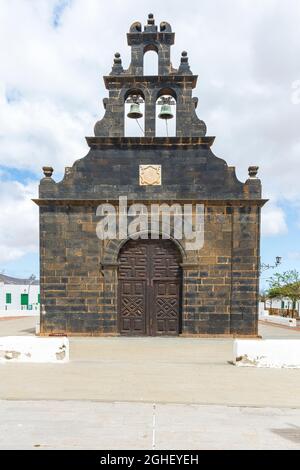 Façade de l'église Sainte-Anne en pierres volcaniques de basalte, Casillas del Angel, Fuerteventura, îles Canaries, Espagne Banque D'Images