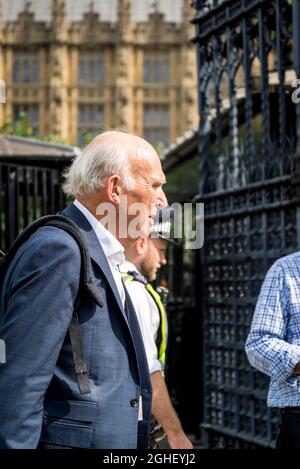 Vince Cable, ancien chef du parti libéral démocrate quittant les chambres du Parlement, Parliament Square, Londres, Royaume-Uni Banque D'Images