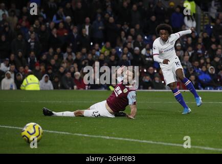 Willian de Chelsea marque son quatrième but lors du match de la Premier League à Bramall Lane, Sheffield. Date de la photo : 21 octobre 2019. Le crédit photo doit se lire comme suit : Simon Bellis/Sportimage via PA Images Banque D'Images