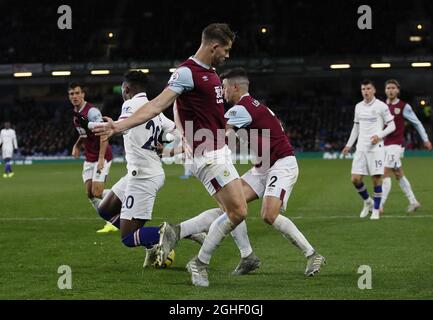 Callum Hudson-Odoi de Chelsea reçoit une carte jaune pour la plongée malgré une poussée dans le dos par Matthew Lowton de Burnley pendant le match de la Premier League à Turf Moor, Burnley. Date de la photo : 26 octobre 2019. Le crédit photo doit se lire comme suit : Simon Bellis/Sportimage via PA Images Banque D'Images