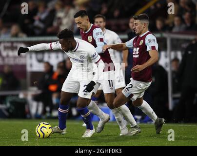 Callum Hudson-Odoi de Chelsea va entre Dwight McNeil et Matthew Lowton de Burnley pendant le match de la première ligue à Turf Moor, Burnley. Date de la photo : 26 octobre 2019. Le crédit photo doit se lire comme suit : Simon Bellis/Sportimage via PA Images Banque D'Images