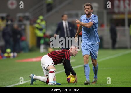 Senad Lulic du Latium réagit à l'homme de ligne après un affrontement avec Ante Rebic de l'AC Milan pendant la série Un match à Giuseppe Meazza, Milan. Date de la photo : 3 novembre 2019. Le crédit photo devrait se lire comme suit : Jonathan Moscrop/Sportimage Banque D'Images