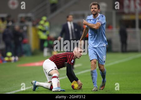 Senad Lulic du Latium réagit à l'homme de ligne après un affrontement avec Ante Rebic de l'AC Milan pendant la série Un match à Giuseppe Meazza, Milan. Date de la photo : 3 novembre 2019. Le crédit photo devrait se lire comme suit : Jonathan Moscrop/Sportimage Banque D'Images