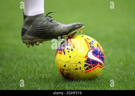 La nouvelle version haute visibilité Winter du ballon de match officiel Nike Merlin série A lors du match série A à Giuseppe Meazza, Milan. Date de la photo : 3 novembre 2019. Le crédit photo devrait se lire comme suit : Jonathan Moscrop/Sportimage Banque D'Images