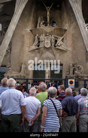 Barcelone, Espagne. Septembre 2012. Touristes attendant d'entrer dans la Sagrada Familia à Barcelone, Espagne. Banque D'Images