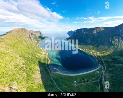 Vue panoramique aérienne de la montagne Husfjellet et plage de sable le long de Steinfjord, Senja, comté de Troms, Norvège Banque D'Images