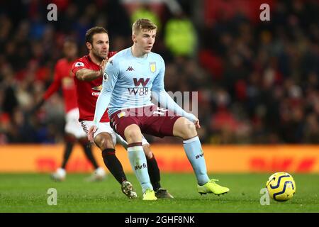 Juan Mata de Manchester United et Matt Targett d'Aston Villa lors du match de la Premier League à Old Trafford, Manchester. Date de la photo : 1er décembre 2019. Le crédit photo devrait se lire: Phil Oldham/Sportimage via PA Images Banque D'Images