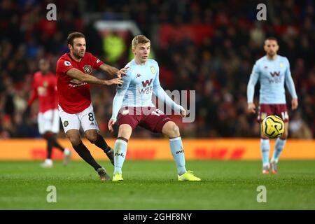 Juan Mata de Manchester United et Matt Targett d'Aston Villa lors du match de la Premier League à Old Trafford, Manchester. Date de la photo : 1er décembre 2019. Le crédit photo devrait se lire: Phil Oldham/Sportimage via PA Images Banque D'Images