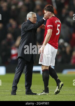 José Mourinho (L), directeur de Tottenham Hotspur, félicite Harry Maguire de Manchester United après le match de la Premier League à Old Trafford, Manchester. Date de la photo : 4 décembre 2019. Le crédit photo doit être lu : Darren Staples/Sportimage via PA Images Banque D'Images