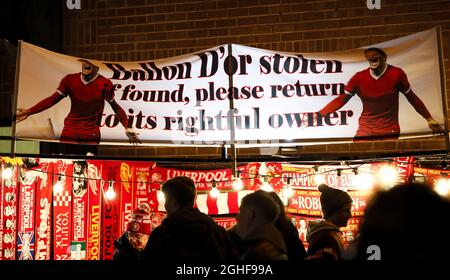 Une vue générale d'un stand de marchandises avec un drapeau faisant référence au ballon d'Or n'a pas été remporté par Virgile Van Dijk lors du match de la Premier League à Anfield, Liverpool. Date de la photo : 4 décembre 2019. Le crédit photo doit se lire comme suit : James Wilson/Sportimage via PA Images Banque D'Images