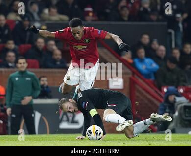 Anthony Martial de Manchester United s'attaque aux Teun Koopmeiners d'AZ Alkmaar lors du match de l'UEFA Europa League à Old Trafford, Manchester. Date de la photo : 12 décembre 2019. Le crédit photo doit se lire comme suit : Andrew Yates/Sportimage via PA Images Banque D'Images