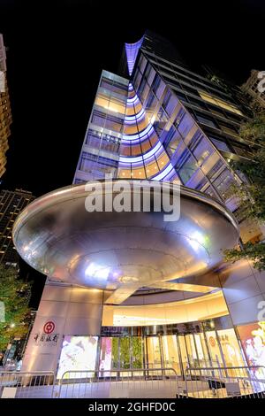 Vue sur le coin nord-est du 7 Bryant Park (1045 Avenue of the Americas) dans le centre-ville de Manhattan. Banque D'Images