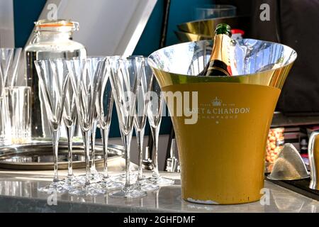 Londres, Angleterre - août 2021 : seau à glace avec une bouteille de champagne Moet Chandon et des verres vides. Banque D'Images