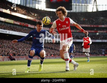 David Luiz d'Arsenal se joue avec Mason Mount de Chelsea lors du match de la Premier League au stade Emirates, Londres. Date de la photo : 29 décembre 2019. Le crédit photo doit être lu : David Klein/Sportimage via PA Images Banque D'Images