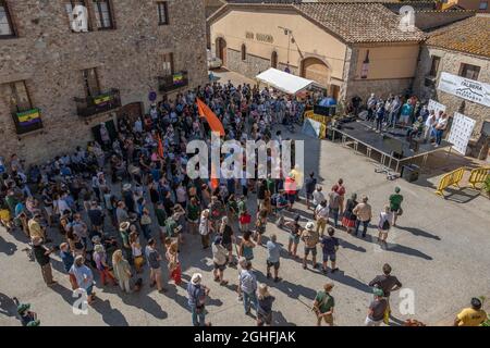 Capmany, Espagne. Le 05septembre 2021. Plaça Major de Capmany est vu lors de l'acte informatif contre le déploiement de parcs éoliens en l, Albera.Demonstrative et acte unitaire à Capmany (Gérone) sous le slogan Renovables sí, però no així (renouvelables oui, Mais pas de cette façon) organisée par les maires et les entités des régions d'Alt Ampurdán contre l'installation de parcs éoliens dans la Sierra de l, Albera. Crédit : SOPA Images Limited/Alamy Live News Banque D'Images