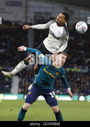 Duane Holmes du comté de Derby et Josh Bowler de Hull City pendant le match du championnat Sky Bet au stade Pride Park, Derby. Date de la photo : 18 janvier 2020. Le crédit photo doit être lu : Darren Staples/Sportimage via PA Images Banque D'Images