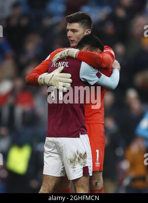 Nick Pope, de Burnley, célèbre la victoire avec Dwight McNeil, de Burnley, lors du match de la Premier League à Turf Moor, à Burnley. Date de la photo : 19 janvier 2020. Le crédit photo doit se lire comme suit : Simon Bellis/Sportimage via PA Images Banque D'Images