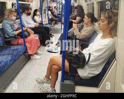 Londres, Royaume-Uni, 6 septembre 2021 : en pleine journée, sur la ligne Nord du métro de Londres, tous les passagers ne portent pas de masque facial. Bien qu'il soit une condition de transport pour porter un masque facial selon la réglementation de transport for London, les gens n'ont pas aux porter s'ils ont une exemption médicale et l'application de la non-conformité semble faible. Anna Watson/Alay Live News Banque D'Images