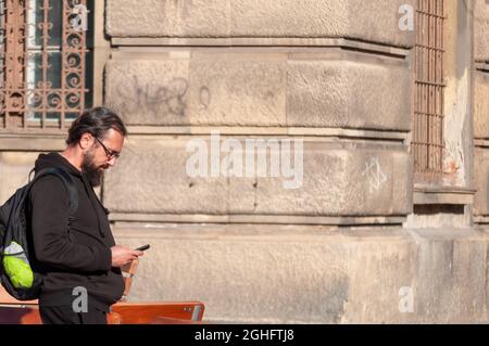 Timisoara, Roumanie - 14 mars 2016 : homme marchant dans la rue. De vraies personnes. Banque D'Images