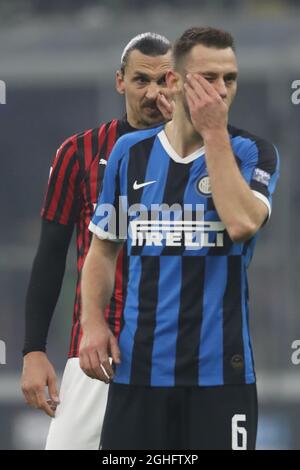 Stefan de Vrij d'Inter et Zlatan Ibrahimovic d'AC Milan pendant la série Un match à Giuseppe Meazza, Milan. Date de la photo : 9 février 2020. Le crédit photo doit être lu : Jonathan Moscrop/Sportimage via PA Images Banque D'Images