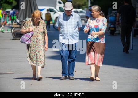 Bucarest, Roumanie - 07 août 2021 : personnes marchant dans la rue. De vraies personnes. Banque D'Images