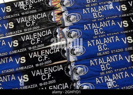 Foulards à vendre à l'extérieur du stade avant le match de l'UEFA Champions League à Giuseppe Meazza, Milan. Date de la photo : 19 février 2020. Le crédit photo doit être lu : Jonathan Moscrop/Sportimage via PA Images Banque D'Images