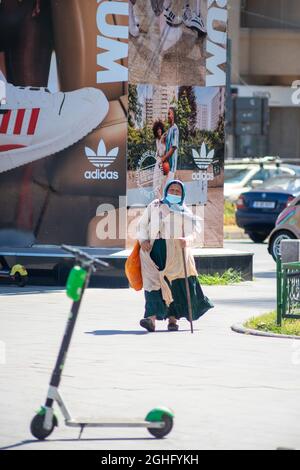 Bucarest, Roumanie - 07 août 2021 : femme marchant dans la rue. De vraies personnes. Banque D'Images