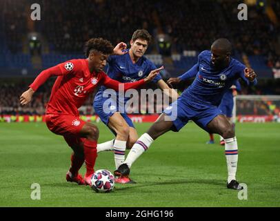 Kingsley Coman de Bayern Munich affrontée par Antonio Rudiger de Chelsea et Marcos Alonso de Chelsea lors du match de la Ligue des champions de l'UEFA à Stamford Bridge, Londres. Date de la photo : 25 février 2020. Le crédit photo doit être lu : David Klein/Sportimage via PA Images Banque D'Images