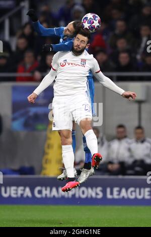 Adrien Rabiot, le milieu de terrain français de Juventus, saute Lucas Tousart, le milieu de terrain français de Lyon pour remporter ce ballon aérien lors du match de la Ligue des champions de l'UEFA au stade Groupama, à Lyon. Date de la photo : 26 février 2020. Le crédit photo doit être lu : Jonathan Moscrop/Sportimage via PA Images Banque D'Images