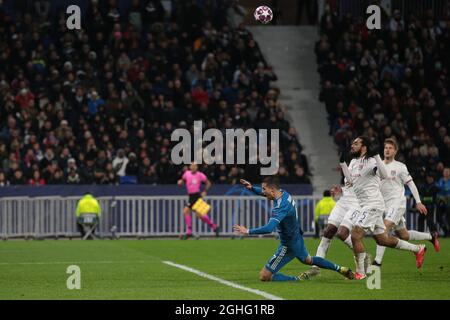 Cristiano Ronaldo, le buteur portugais de Juventus, est en butte dans la zone de la pénalité sous la pression du défenseur belge de Lyon Jason Denayer l'arbitre Gil Manzano a fait signe d'un appel pour une pénalité lors du match de la Ligue des champions de l'UEFA au stade Groupama, à Lyon. Date de la photo : 26 février 2020. Le crédit photo doit être lu : Jonathan Moscrop/Sportimage via PA Images Banque D'Images