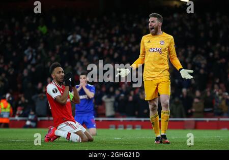 ArsenalÕs Pierre-Emerick Aubameyang réagit après avoir raté un tir sur le but en retard dans le jeu comme le gardien de but de OlympiakosÕ José sa célèbre lors du match de l'UEFA Europa League au stade Emirates, Londres. Date de la photo : 27 février 2020. Le crédit photo doit se lire comme suit : Paul Terry/Sportimage via PA Images Banque D'Images