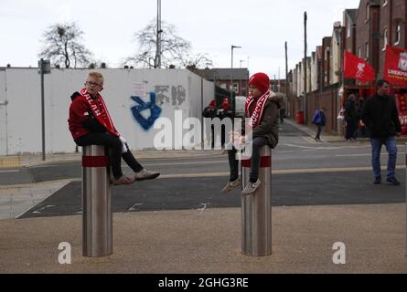 Les jeunes fans attendent à l'extérieur du sol avant le match de la Premier League à Anfield, Liverpool. Date de la photo : 7 mars 2020. Le crédit photo doit être lu : Darren Staples/Sportimage via PA Images Banque D'Images