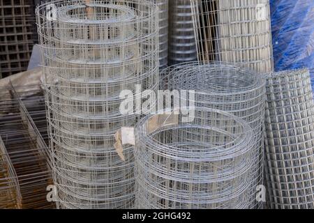 Treillis métallique soudé galvanisé pour renforcer la maçonnerie ou faire des clôtures, torsadé en rouleaux Banque D'Images