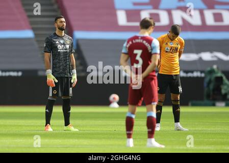 Les joueurs des deux équipes ont un silence de quelques minutes à la mémoire de ceux qui sont morts de Covid19 lors du match de la Premier League au London Stadium, Londres. Date de la photo : 20 juin 2020. Le crédit photo doit être lu : David Klein/Sportimage via PA Images Banque D'Images