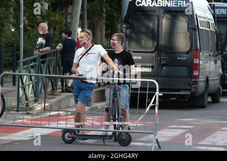 Les fans portant des masques Torino FC attendent l'arrivée du bus de l'équipe lors du match de la série A au Stadio Grande Torino, Turin. Date de la photo : 20 juin 2020. Le crédit photo doit être lu : Jonathan Moscrop/Sportimage via PA Images Banque D'Images