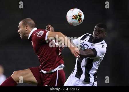 Le défenseur italien Lorenzo de Silvestri du FC Torino et le milieu de terrain suédois Ken Sema d'Udinese Calcio défient pour une balle aérienne lors du match série A au Stadio Grande Torino, à Turin. Date de la photo : 23 juin 2020. Le crédit photo doit être lu : Jonathan Moscrop/Sportimage via PA Images Banque D'Images