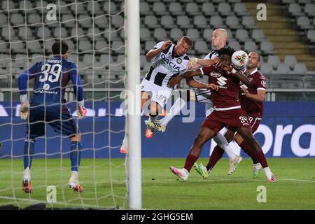 Le défenseur français Sebastian de Maio d'Udinese Calcio et le défenseur néerlandais Bram Nuytinckything défient le défenseur nigérian Temitayo Ola Aina du FC Torino et le défenseur italien Lorenzo de Silvestri à l'extrême poste pour une croix pendant le match Serie A au Stadio Grande Torino, Turin. Date de la photo : 23 juin 2020. Le crédit photo doit être lu : Jonathan Moscrop/Sportimage via PA Images Banque D'Images