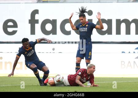 Theo Hernandez, le défenseur français d'AC Milan, est mis en boîte par LE DÉFENSEUR anglais de Roma Chris Smalling, qui concède une pénalité comme AMADOU Diawara, le milieu guinéen de Roma, lors du match de Serie A à Giuseppe Meazza, à Milan. Date de la photo : 28 juin 2020. Le crédit photo doit être lu : Jonathan Moscrop/Sportimage via PA Images Banque D'Images