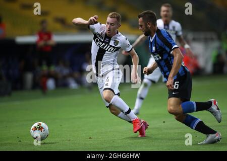 Dejan Kulusevski, le milieu suédois de terrain de Parme Calcio, est poursuivi par le défenseur néerlandais Stefan de Vrij d'Inter lors du match de la série A au Stadio Ennio Tardini, à Parme. Date de la photo : 28 juin 2020. Le crédit photo doit être lu : Jonathan Moscrop/Sportimage via PA Images Banque D'Images