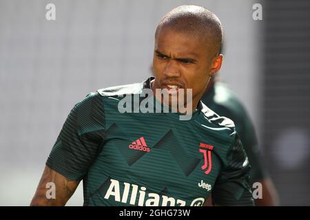 Douglas Costa, l'attaquant brésilien de Juventus, photographié lors de l'échauffement précédant le match de la série A au stade Allianz, à Turin. Date de la photo : 4 juillet 2020. Le crédit photo doit être lu : Jonathan Moscrop/Sportimage via PA Images Banque D'Images