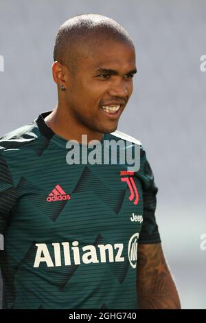 Douglas Costa, l'attaquant brésilien de Juventus, photographié lors de l'échauffement précédant le match de la série A au stade Allianz, à Turin. Date de la photo : 4 juillet 2020. Le crédit photo doit être lu : Jonathan Moscrop/Sportimage via PA Images Banque D'Images