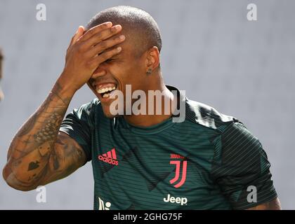 Douglas Costa, l'attaquant brésilien de Juventus, réagit lors de l'échauffement précédant le match de la série A à l'Allianz Stadium de Turin. Date de la photo : 4 juillet 2020. Le crédit photo doit être lu : Jonathan Moscrop/Sportimage via PA Images Banque D'Images