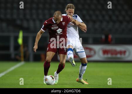 Le défenseur italien Lorenzo de Silvestri du FC Torino et le milieu de terrain islandais Birkir Bjarnason de Brescia Calcio se battent pour la possession lors du match de la série A au Stadio Grande Torino, à Turin. Date de la photo : 8 juillet 2020. Le crédit photo doit être lu : Jonathan Moscrop/Sportimage via PA Images Banque D'Images