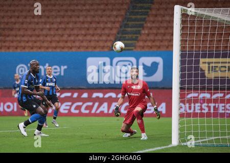 L'attaquant belge Romelu Lukaku d'Internazionale se dirige contre la barre transversale pendant le match de la série A à Giuseppe Meazza, Milan. Date de la photo : 22 juillet 2020. Le crédit photo doit être lu : Jonathan Moscrop/Sportimage via PA Images Banque D'Images