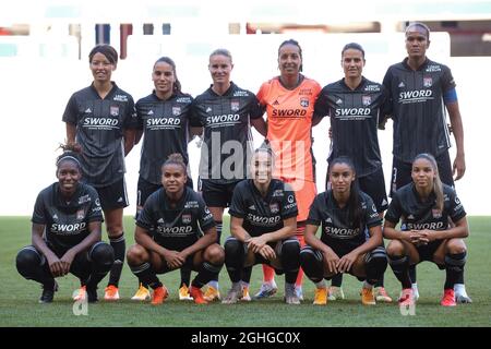 L'Olympique Lyonnais à partir de onze lignes pour une photo d'équipe, rangée arrière ( de L à R ); Saki Kumagai, Amel Majri, Amandine Henry, Sarah Bouhadi, Dzsenifer Marozsan et Wendie Renard, première rangée ( de L à R ); Kadeisha Buchanan, Nikita Parris, Lucy Bronze, Sakina Karchaoui et Delphine Cascarino pendant le Trophee Veolia Femenin match au stade Groupama, Lyon. Date de la photo : 15 août 2020. Le crédit photo doit être lu : Jonathan Moscrop/Sportimage via PA Images Banque D'Images