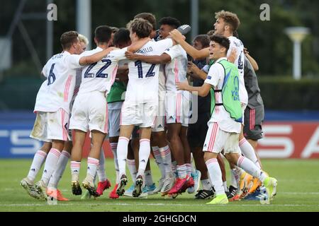 Les joueurs du Real Madrid fêtent après le coup de sifflet final du match de la Ligue des jeunes de l'UEFA au Colobray Sports Center, Nyon. Date de la photo : 25 août 2020. Le crédit photo doit être lu : Jonathan Moscrop/Sportimage via PA Images Banque D'Images