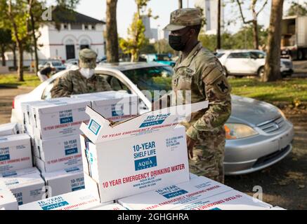 La Nouvelle-Orléans, États-Unis d'Amérique. 01 septembre 2021. Les soldats de la Garde nationale de Louisiane distribuent de la glace, de l'eau et des repas prêts à manger aux survivants de l'ouragan Ida au théâtre Mahalia Jackson le 1er septembre 2021 à la Nouvelle-Orléans, en Louisiane. Crédit : Sgt. Renee Seruntine/États-Unis Armée/Alamy Live News Banque D'Images